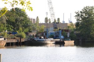 Hafen Steglitz mit Kraftwerk im Hintergrund