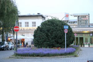 Rückseite Bahnhof Lichterfelde Ost mit Bahnhofsvorplatz