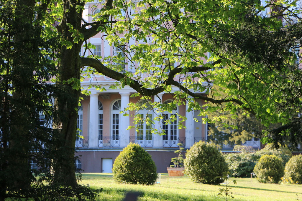 Siemens_Corrensvilla durch Parkbaeume